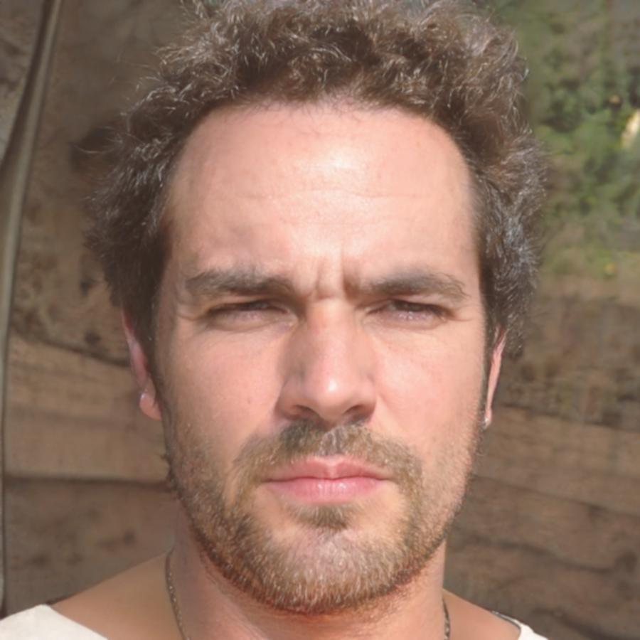 Portrait de Marc Dubois, expert en analyse budgétaire